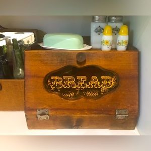 Vintage wooden bread box in excellent condition for it’s age